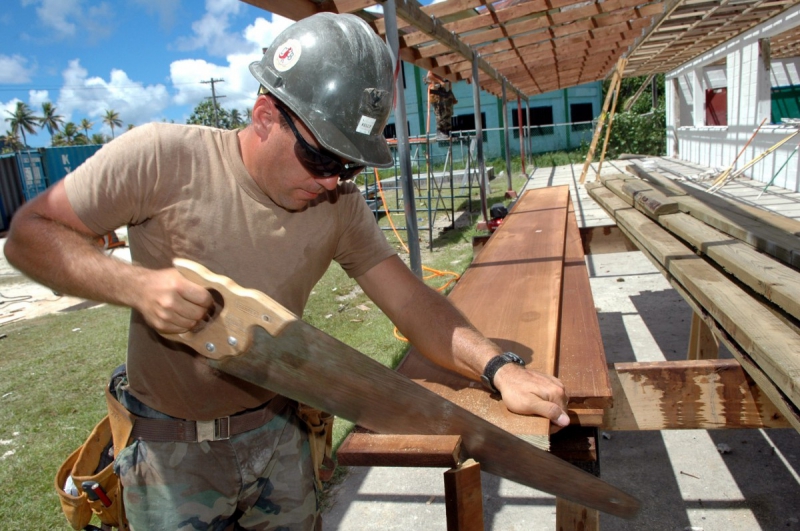 ebeniste-LA ROCHETTE-min_worker_construction_building_carpenter_male_job_build_helmet-893290